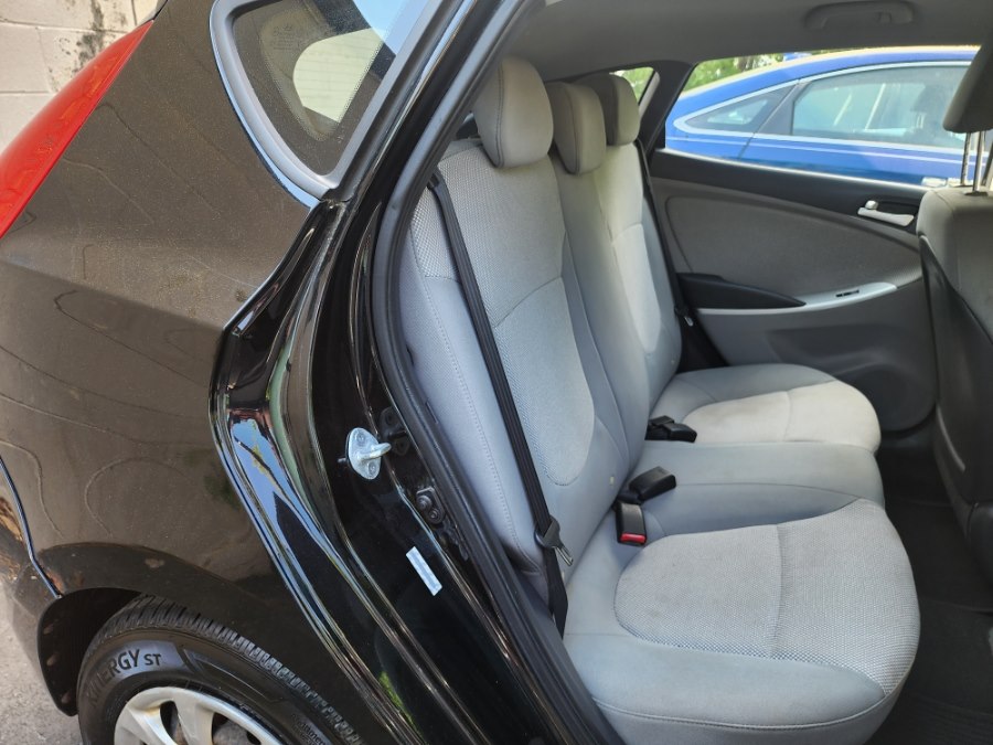 2013 Hyundai Accent GS - Photo 10