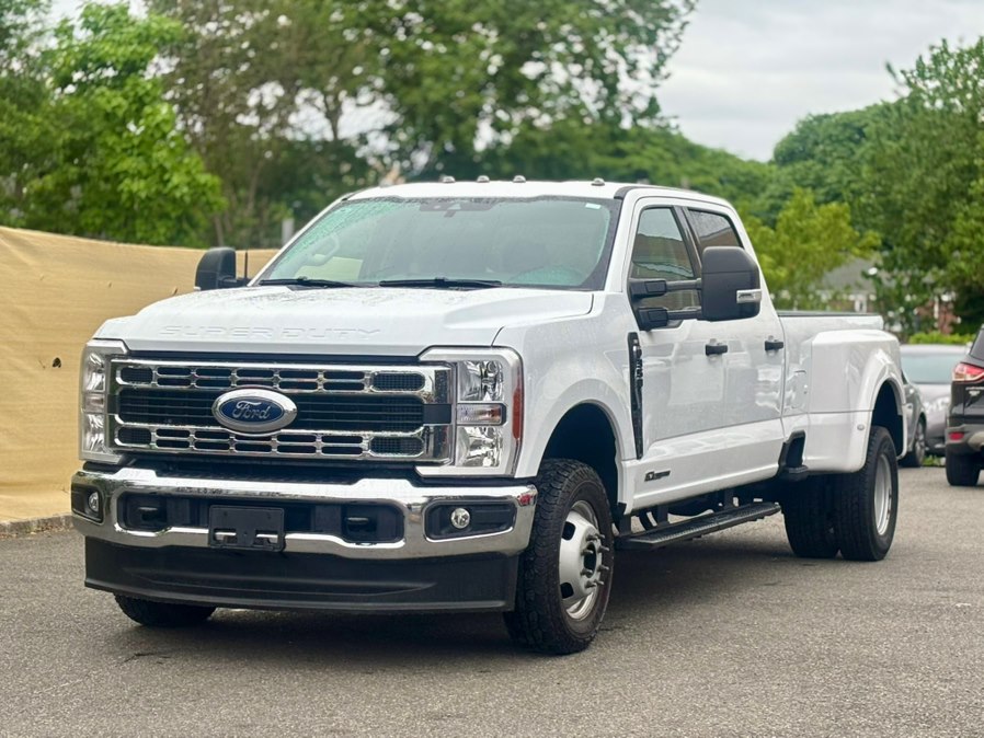 White 2026 Ford F-350 Super Duty XLT Crew Cab LB DRW 4WD Pickup Truck Four-Wheel Drive Automatic
