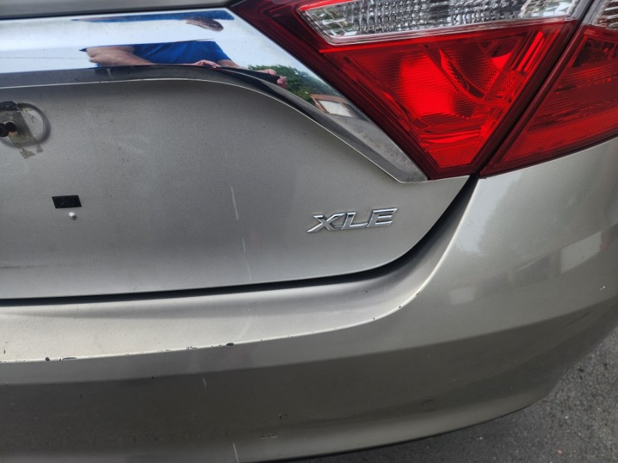 2017 Toyota Camry XLE - Photo 6