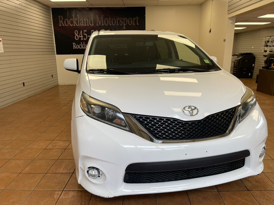 2017 Toyota Sienna SE FWD 8-Passenger (Natl), available for sale in Suffern, New York | Rockland Motor Sport. Suffern, New York