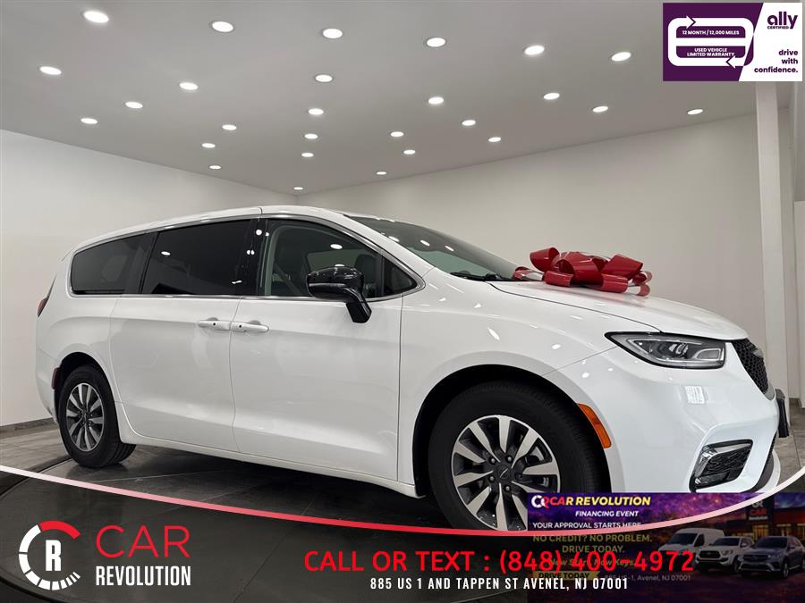 Used 2024 Chrysler Pacifica in Avenel, New Jersey | Car Revolution. Avenel, New Jersey