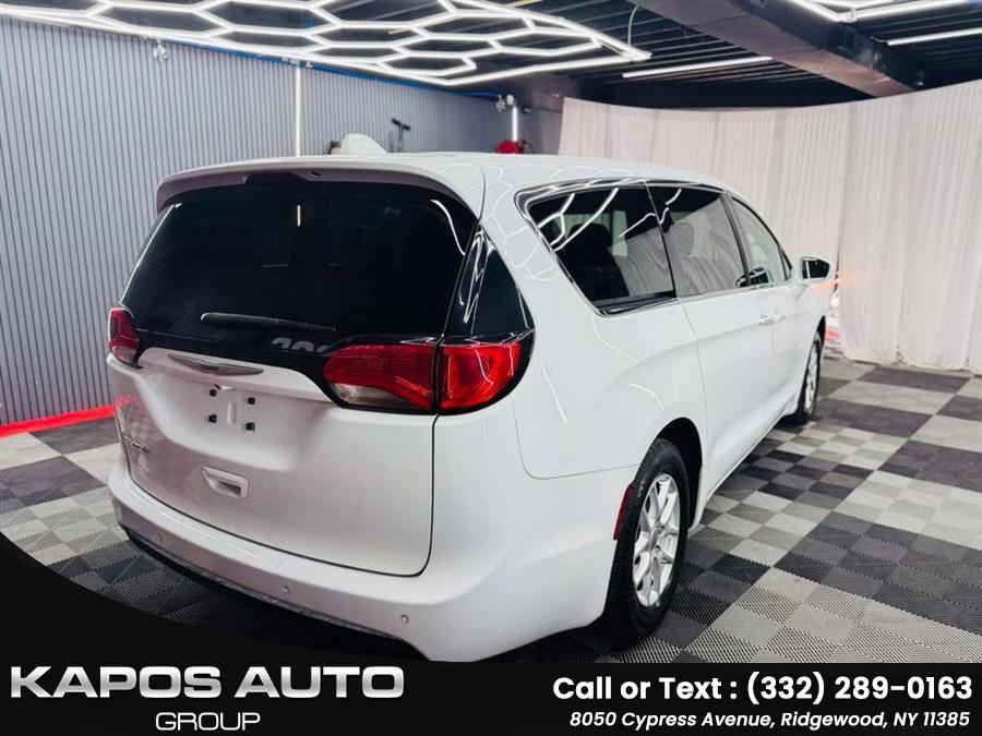 2020 Chrysler Pacifica Touring's photo