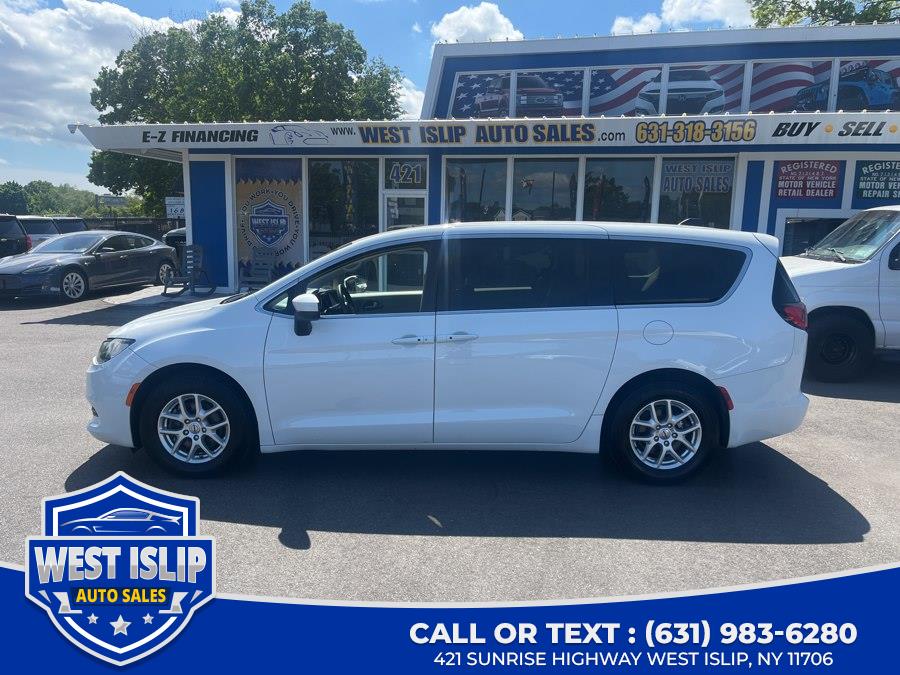 2022 Chrysler Voyager LX's photo