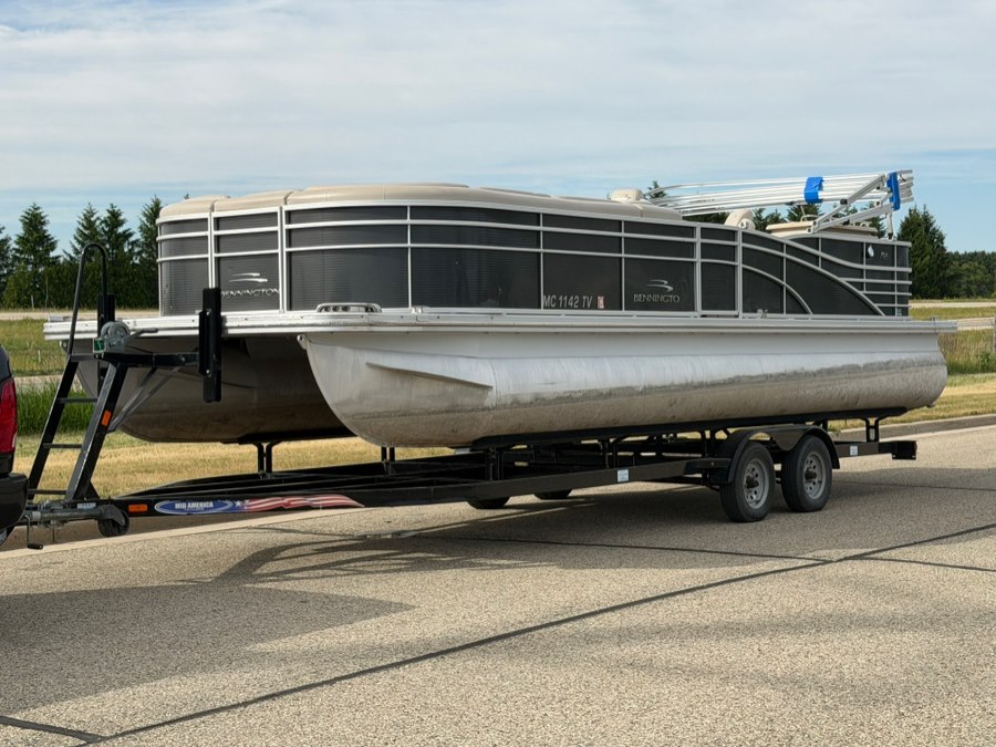 Used 2015 Bennington R25 in Darien, Wisconsin | Geneva Motor Cars. Darien, Wisconsin