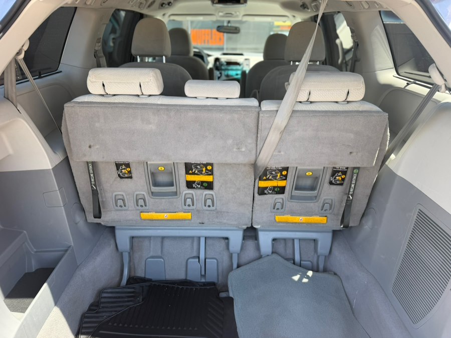 2011 Toyota Sienna LE - Photo 12