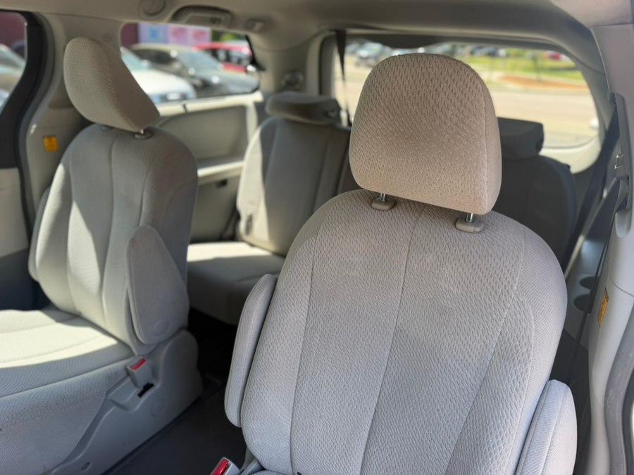 2011 Toyota Sienna LE - Photo 14