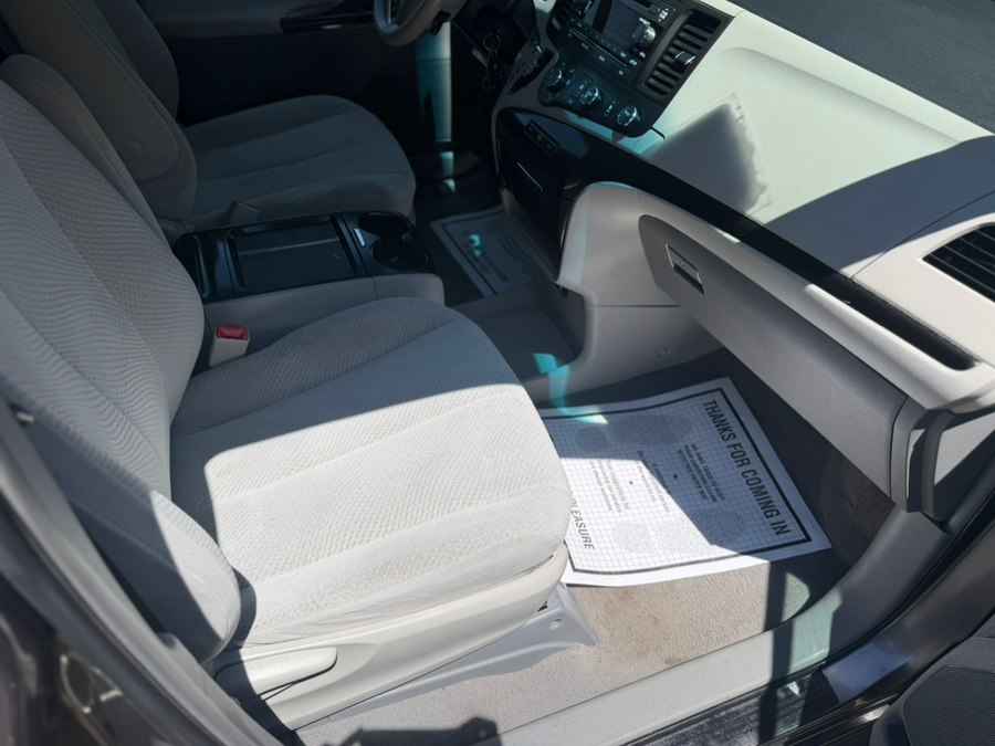 2011 Toyota Sienna LE - Photo 8
