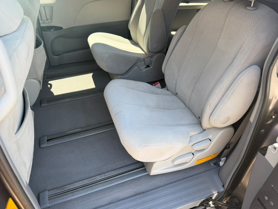 2011 Toyota Sienna LE - Photo 13