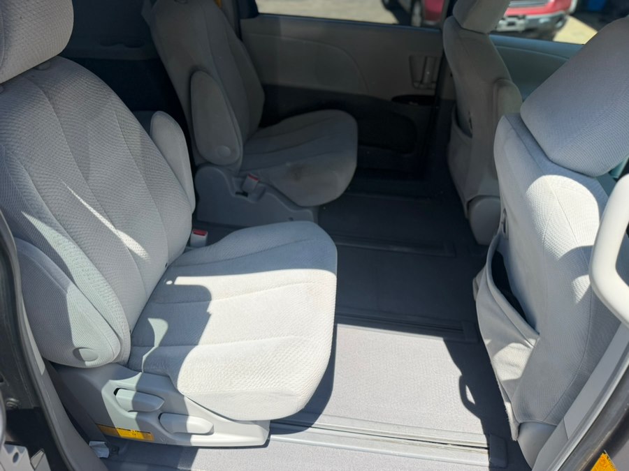 2011 Toyota Sienna LE - Photo 10