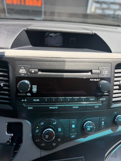 2011 Toyota Sienna LE - Photo 16