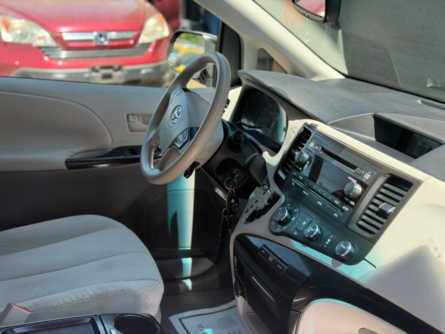 2011 Toyota Sienna LE - Photo 9