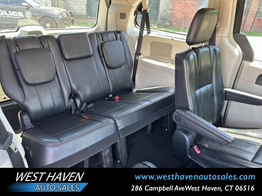 2011 Chrysler Town & Country Touring-L - Photo 15
