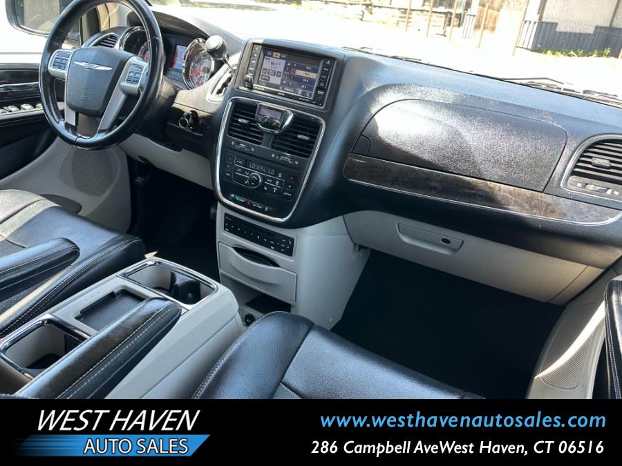 2011 Chrysler Town & Country Touring-L - Photo 19