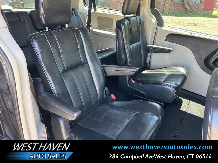 2011 Chrysler Town & Country Touring-L - Photo 18