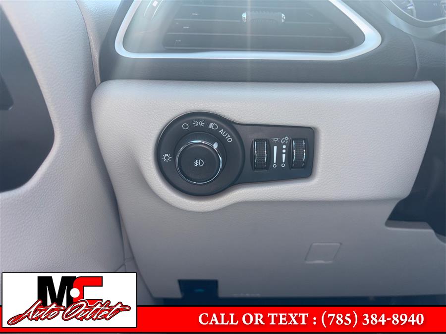 2023 Chrysler Pacifica Touring L - Photo 17