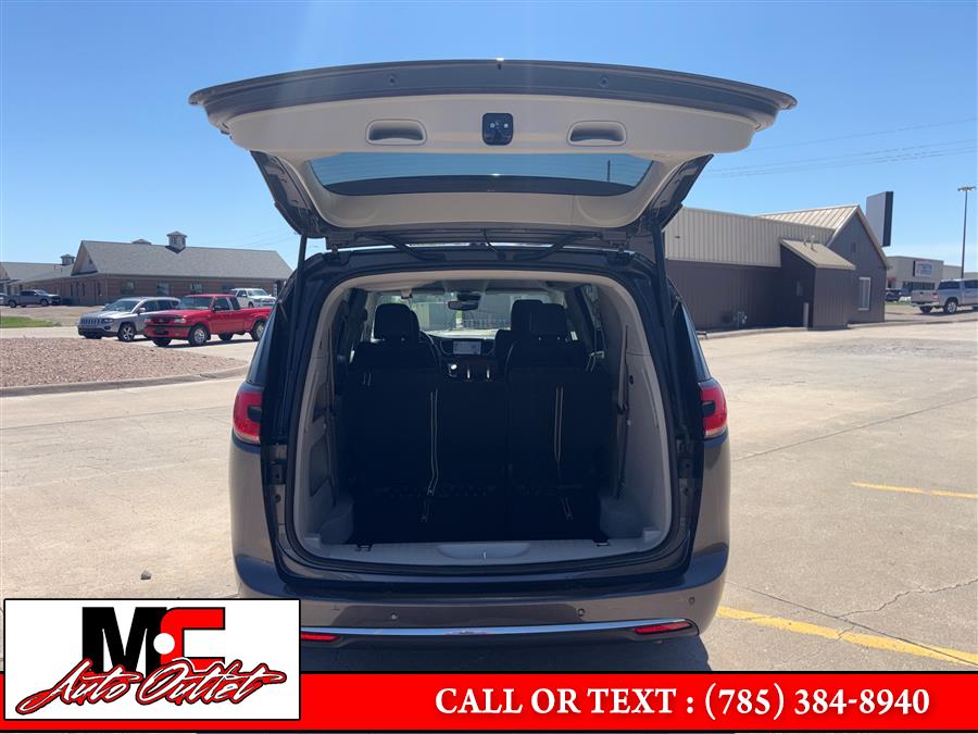 2023 Chrysler Pacifica Touring L - Photo 12