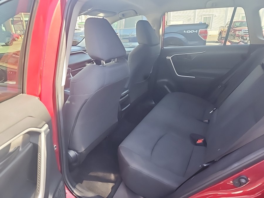 2021 Toyota RAV4 LE - Photo 7