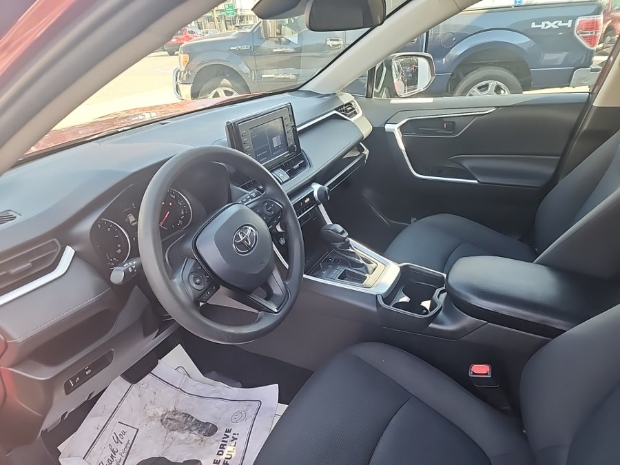 2021 Toyota RAV4 LE - Photo 8