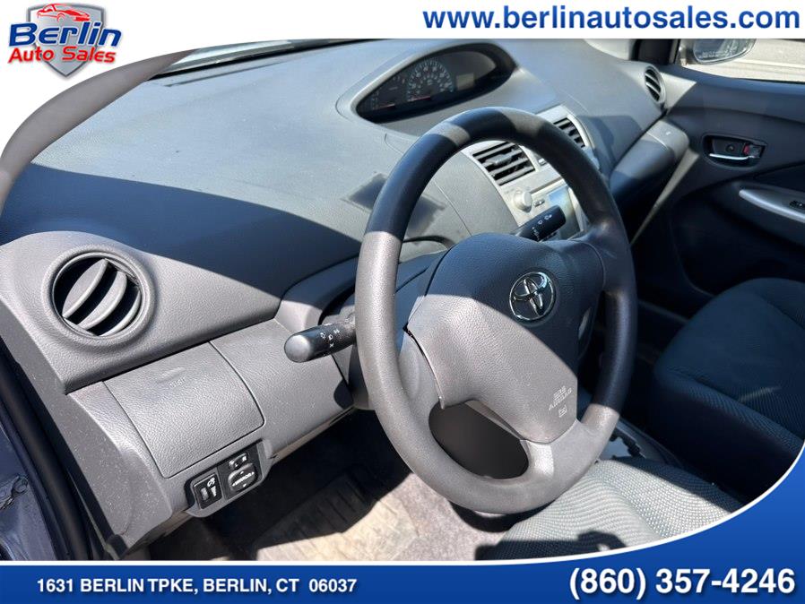 2010 Toyota Yaris Base - Photo 33
