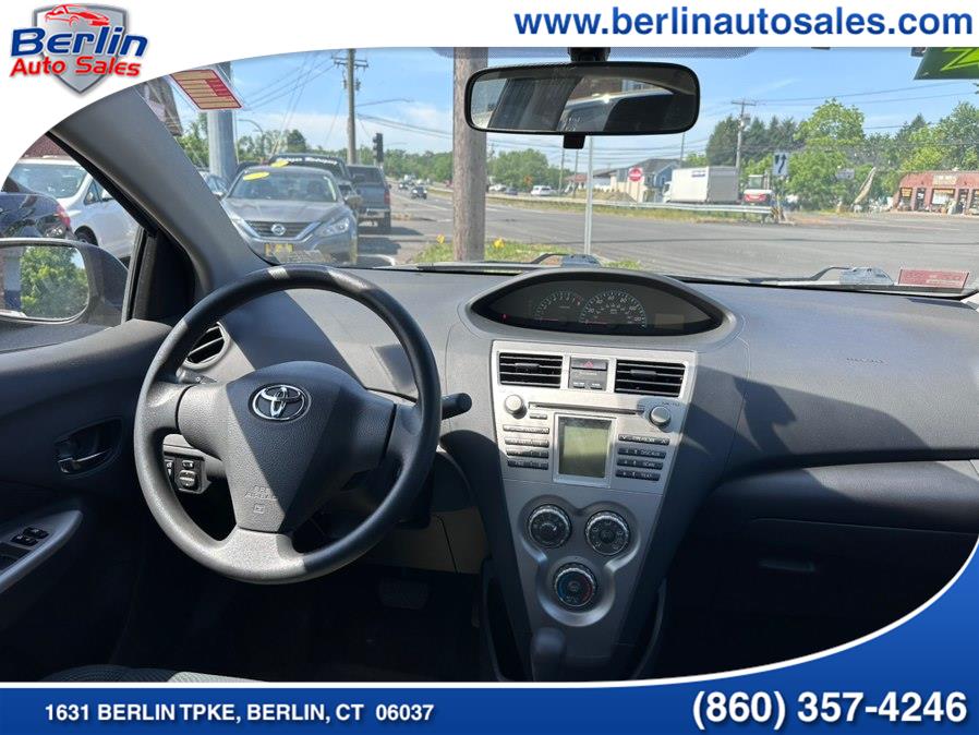 2010 Toyota Yaris Base - Photo 28