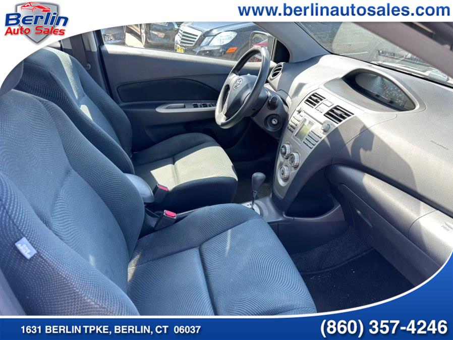 2010 Toyota Yaris Base - Photo 32