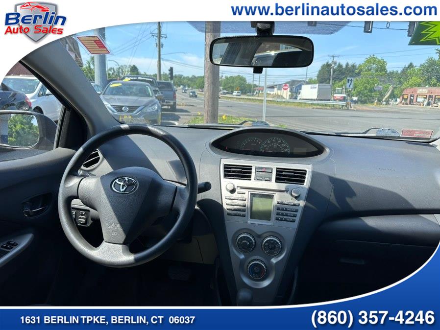 2010 Toyota Yaris Base - Photo 29