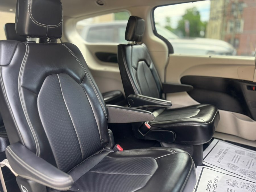 2024 Chrysler Pacifica Touring L - Photo 10