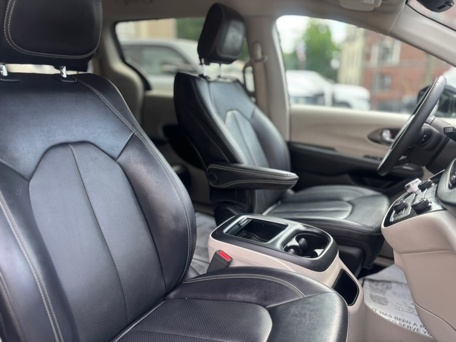 2024 Chrysler Pacifica Touring L - Photo 13
