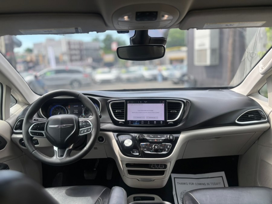 2024 Chrysler Pacifica Touring L - Photo 11
