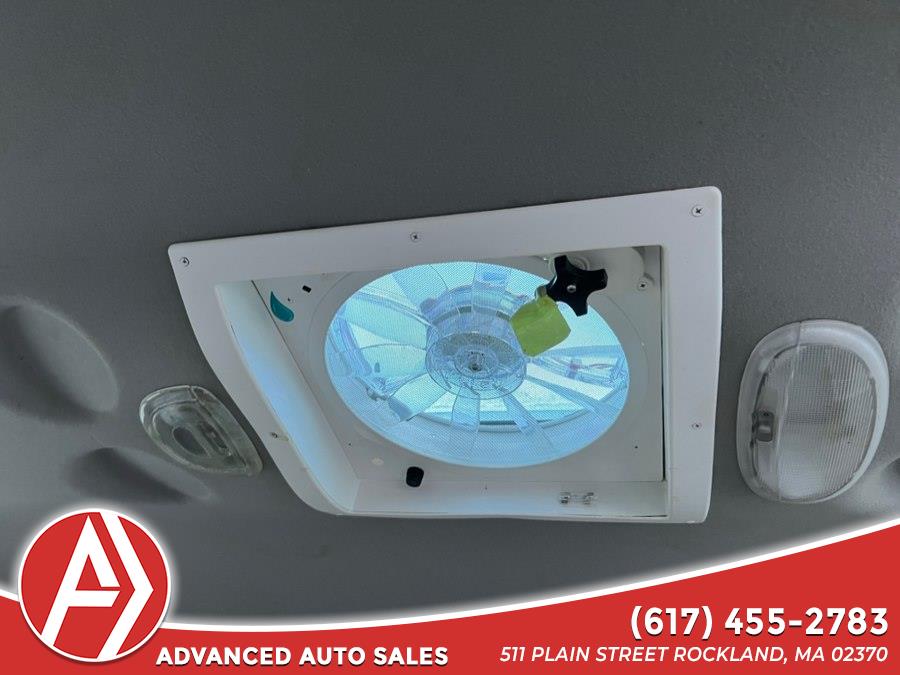 2011 Ford E-Series Econoline Van Commercial - Photo 10