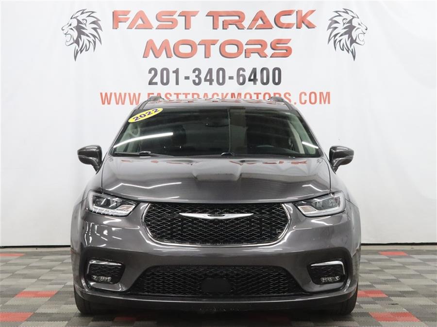 2022 Chrysler Pacifica Touring L's photo