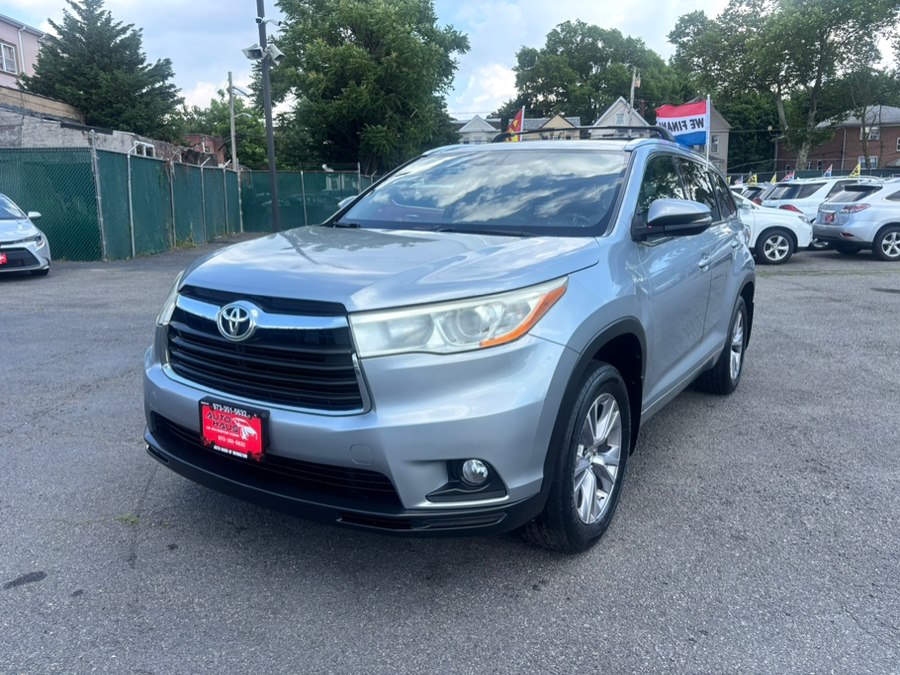 Silver Sky Metallic 2014 Toyota Highlander XLE AWD SUV / Crossover All-Wheel Drive Automatic