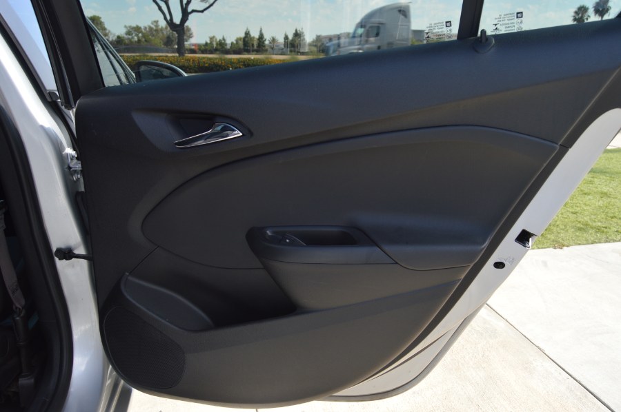 2017 Chevrolet Cruze LS - Photo 9