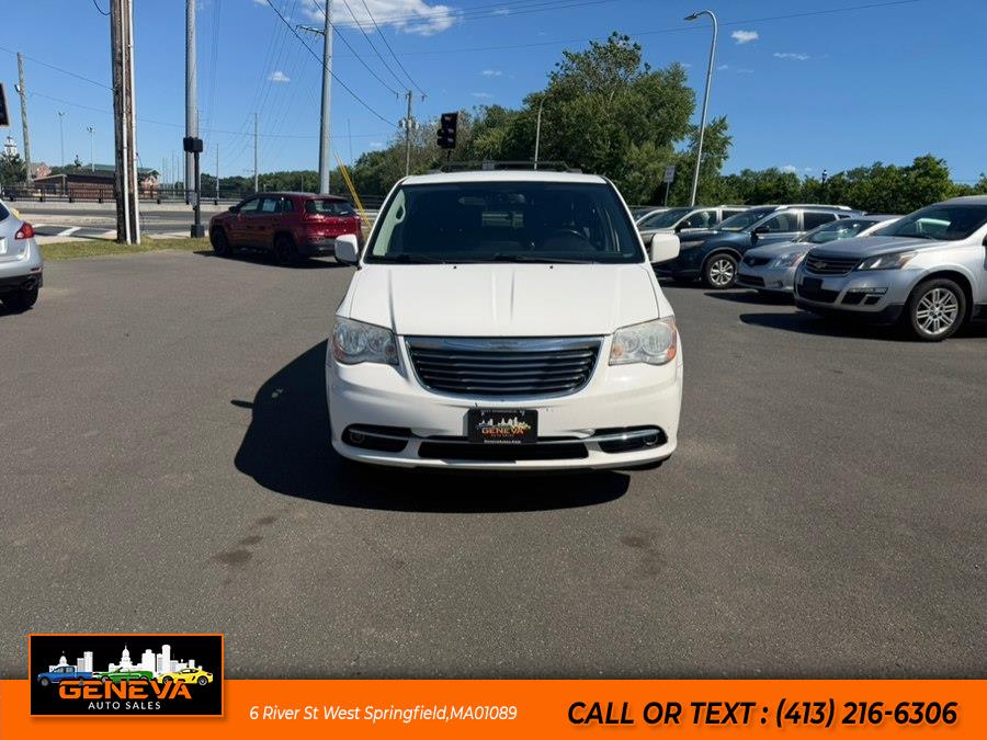 2013 Chrysler Town & Country Touring's photo