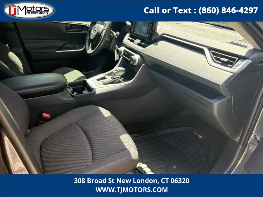 2019 Toyota RAV4 LE - Photo 12