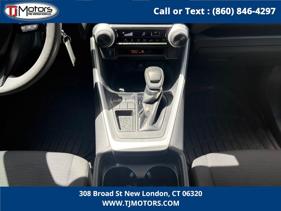 2019 Toyota RAV4 LE - Photo 18