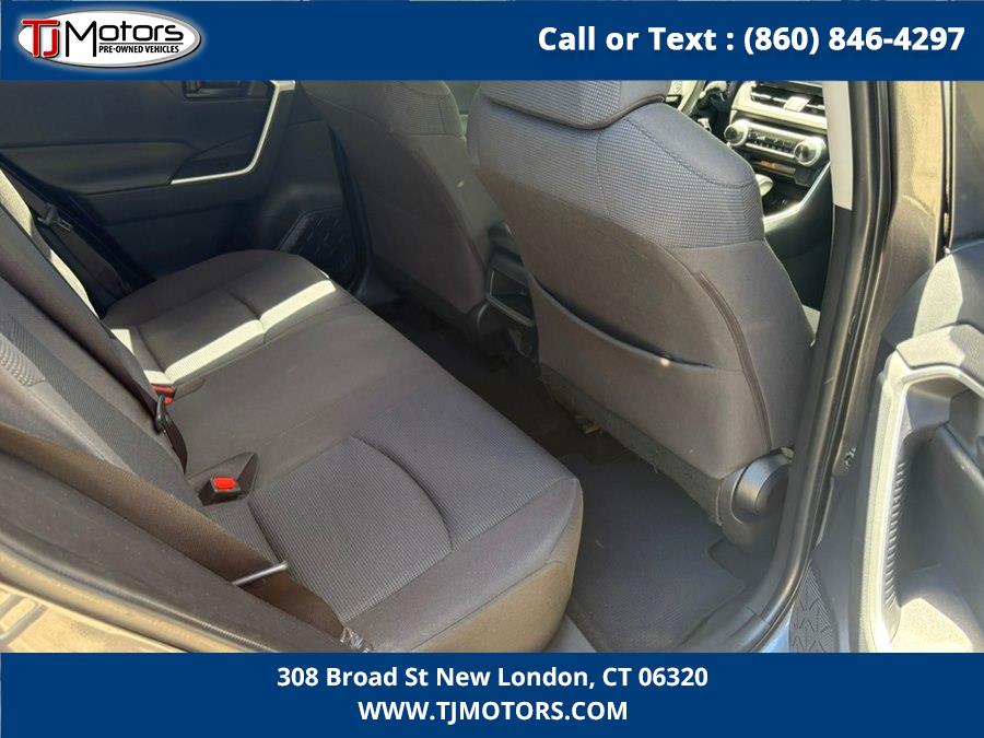2019 Toyota RAV4 LE - Photo 11