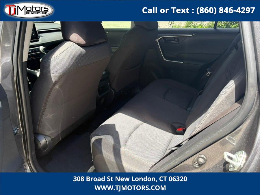 2019 Toyota RAV4 LE - Photo 10