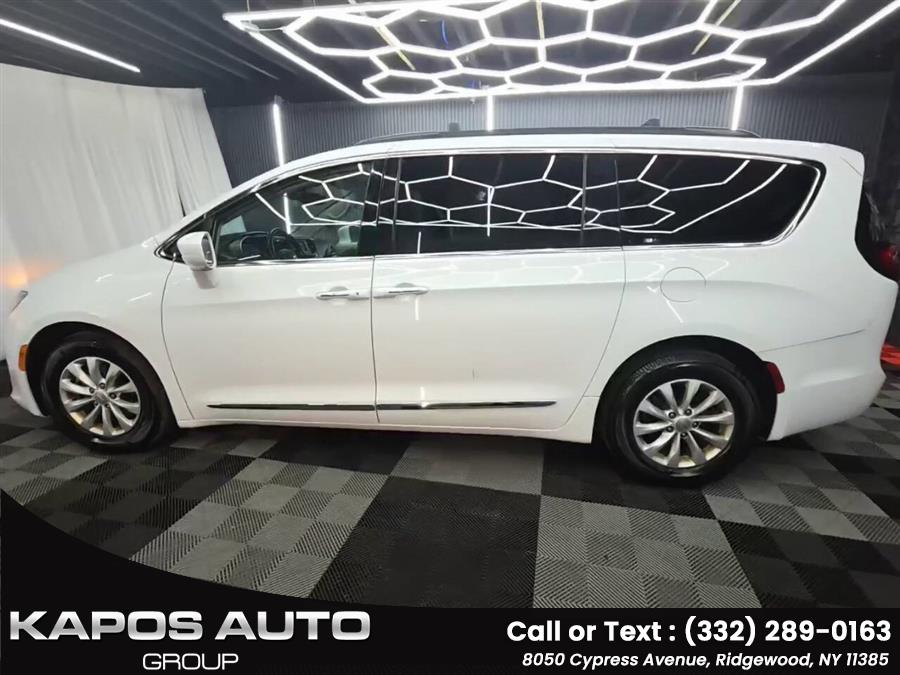 2017 Chrysler Pacifica Touring-L's photo