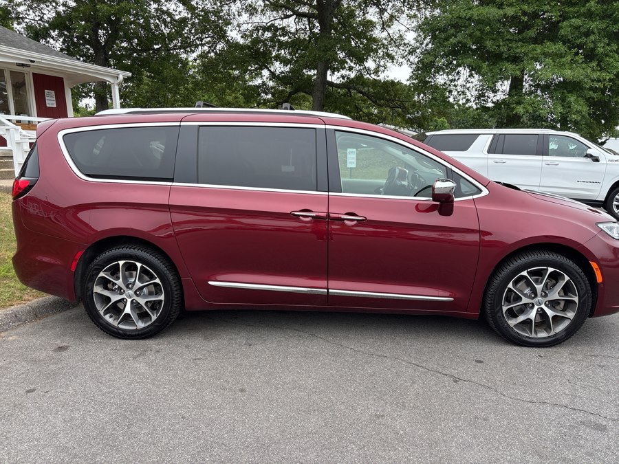 2021 Chrysler Pacifica Limited's photo