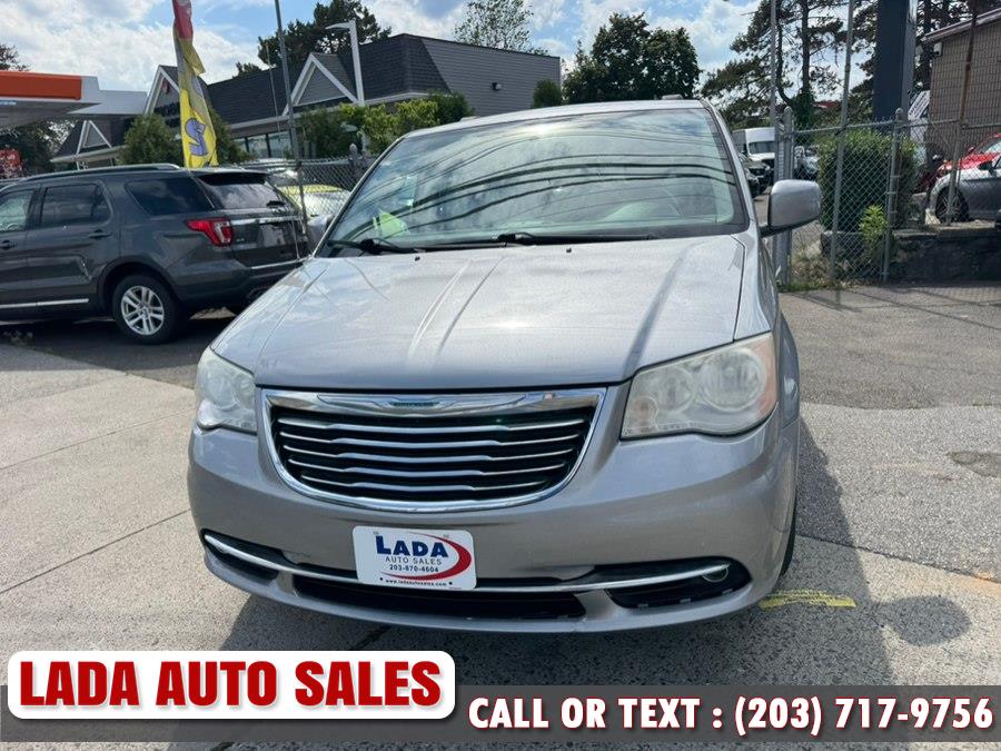 2013 Chrysler Town & Country Touring's photo