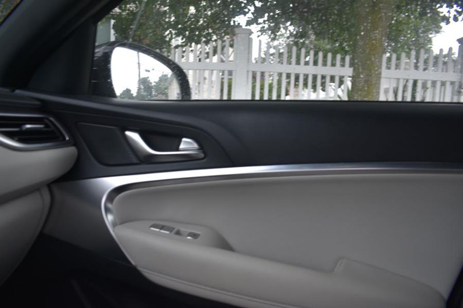 2025 GENESIS G70 Standard - Photo 18