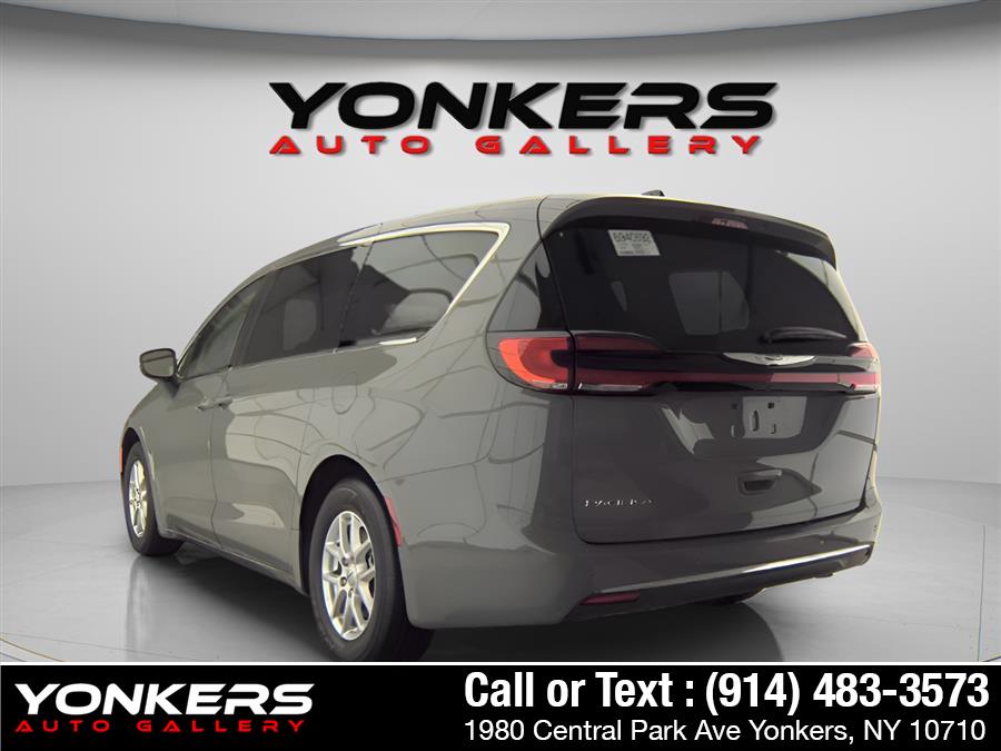 2023 Chrysler Pacifica Touring L's photo