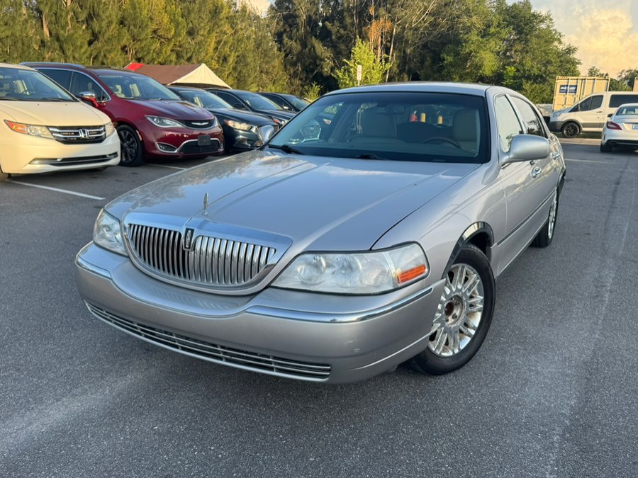 Silver Birch Metallic 2011 Lincoln Town Car Sedan Rear-Wheel Drive Automatic