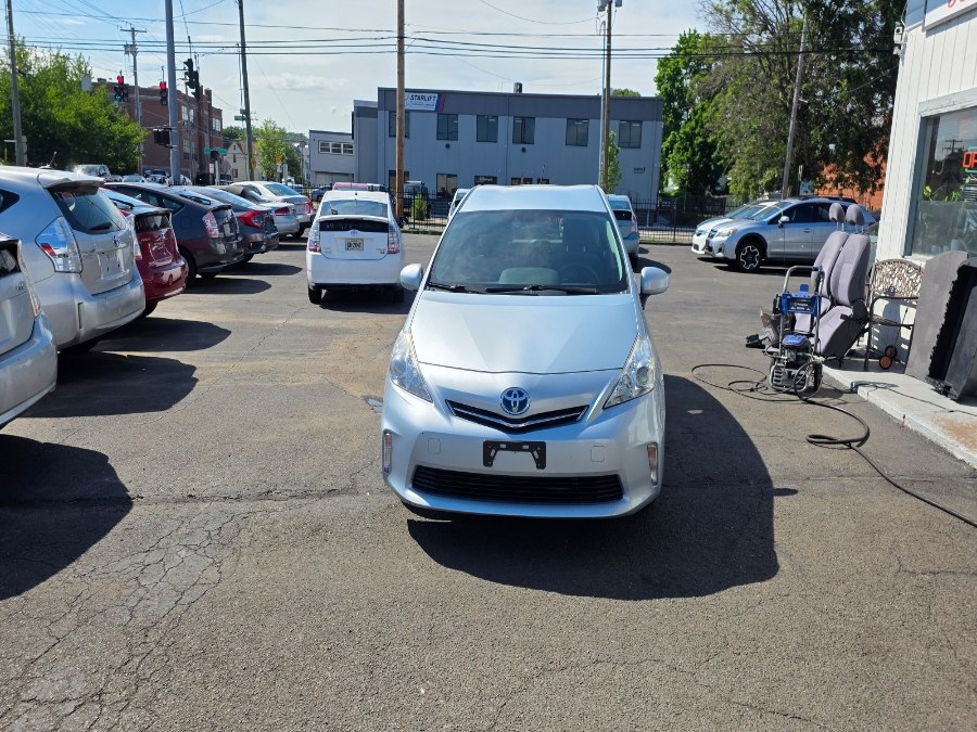 2014 Toyota Prius v Three's photo