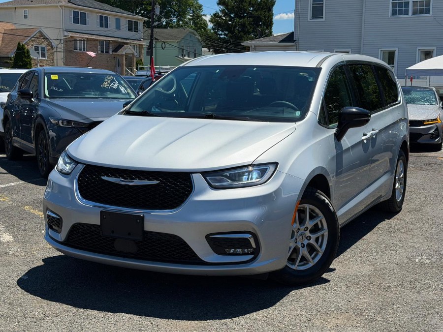 2024 Chrysler Pacifica Touring L's photo