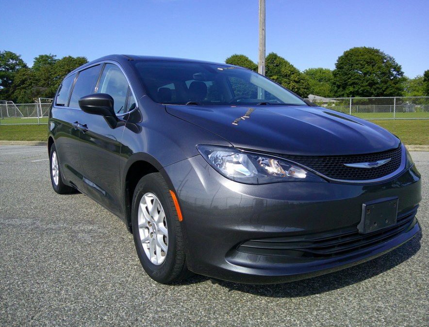 2017 Chrysler Pacifica LX's photo