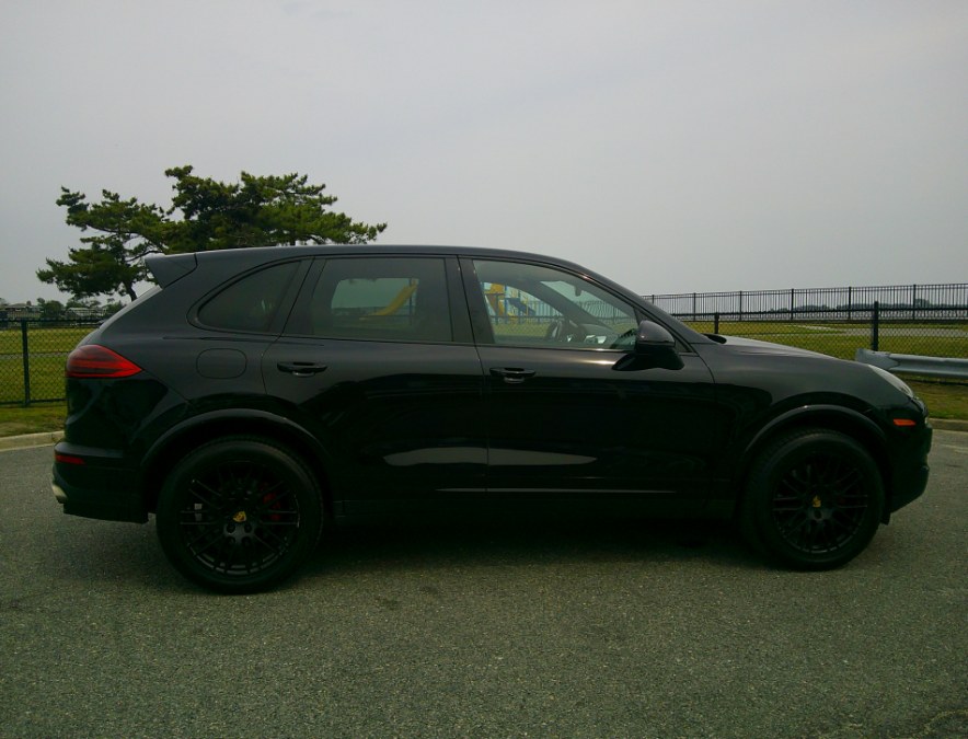 2017 Porsche Cayenne Platinum Edition's photo