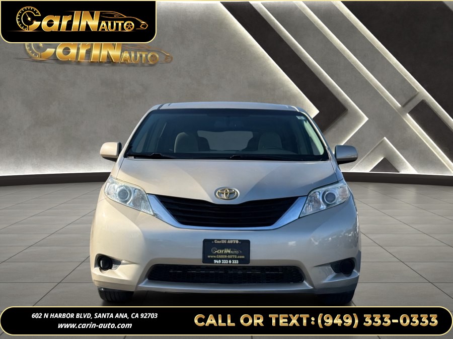 2013 Toyota Sienna LE V6 8-Passenger's photo