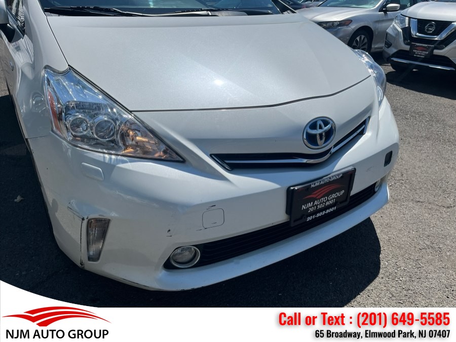 2014 Toyota Prius v Five's photo
